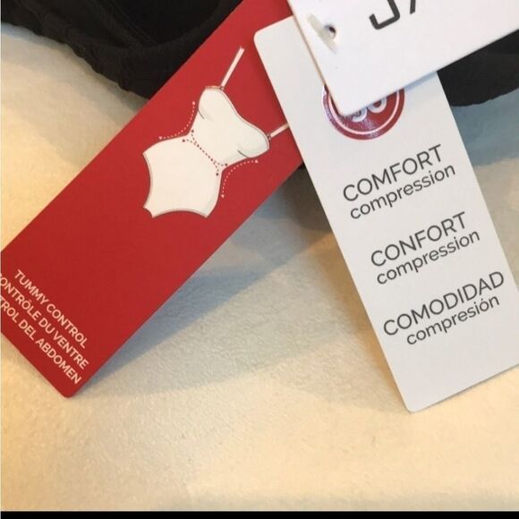 Jantzen size 6 Textured black belted swimsuit - Picture 7 of 9